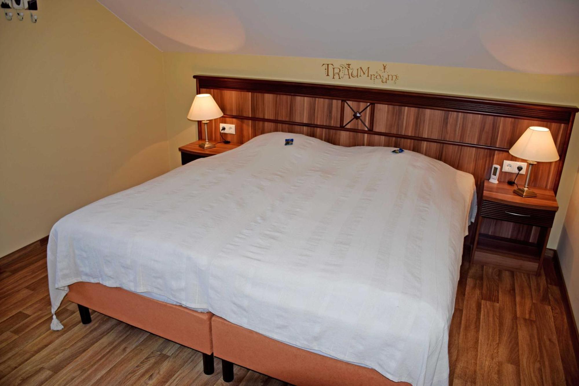 Gutshaus-appartements Mit Kamin, Sauna Und Außenpool ***** *