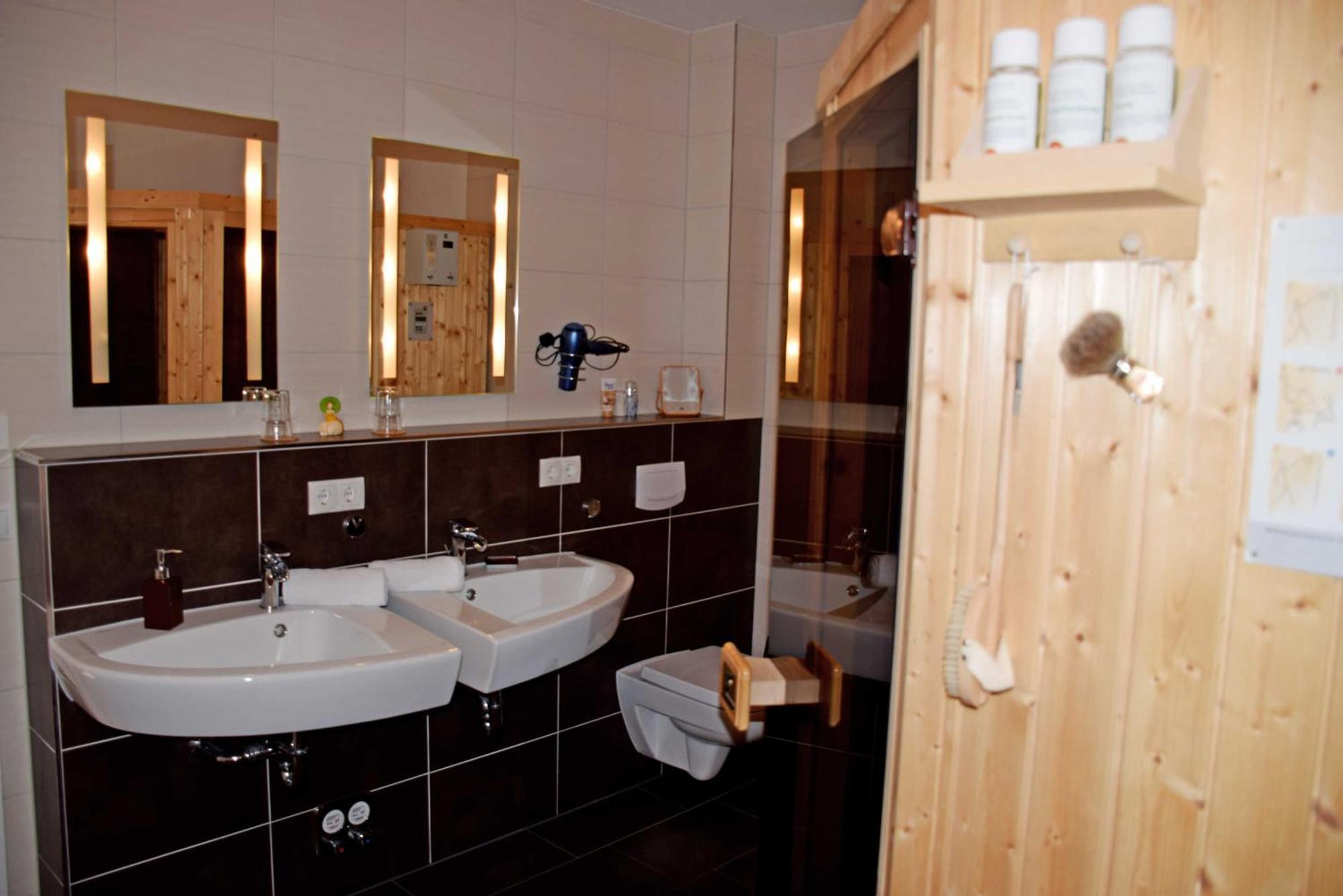 Gutshaus-appartements Mit Kamin, Sauna Und Außenpool ***** Apartment *
